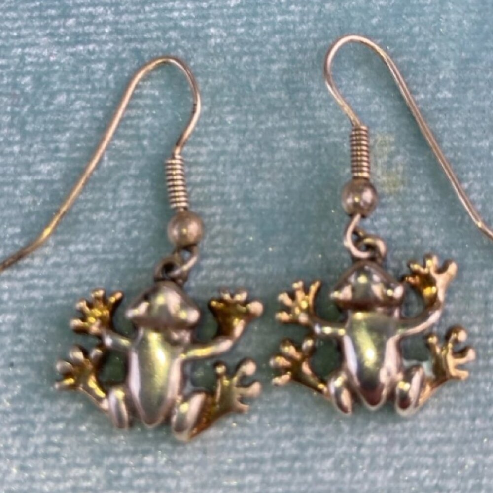 Sweet little climbing gold tone and silver frogs dangle earrings